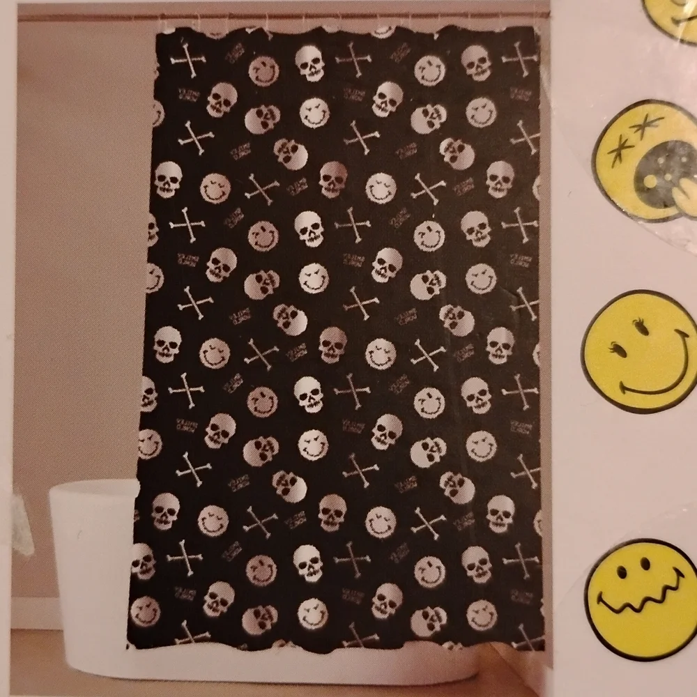 🆕 Skulls and Cross Bones Shower Curtain by Smiley World, NIP
